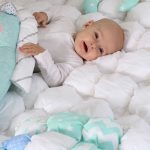 Легкое и воздушное одеяло в технике бонбон подойдет в кроватку малыша