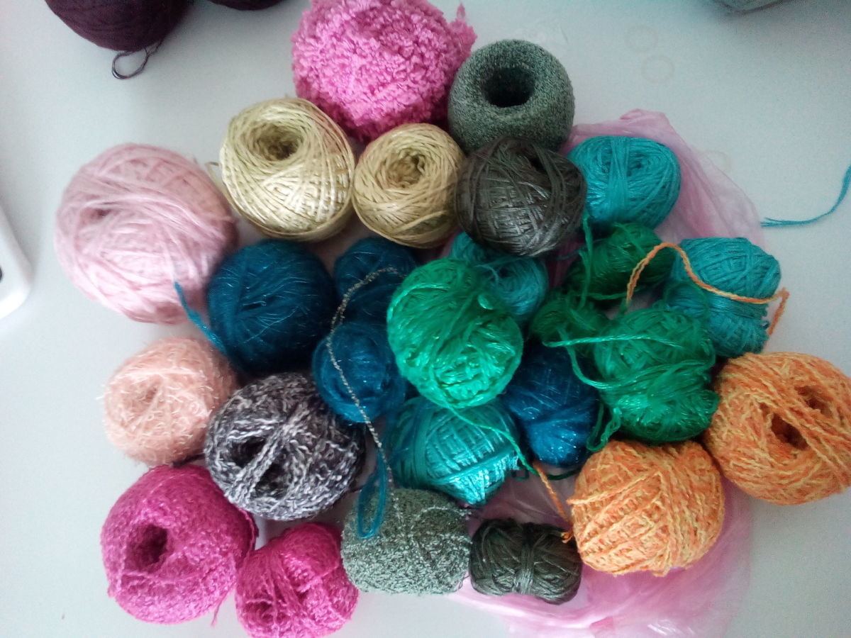 Коврик из остатков пряжи. Вязание из остатков пряжи. Остатки пряжи. Для обрезки ниток. Изделия из остатков пряжи.