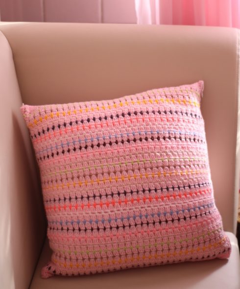 Розовая подушка с яркими полосками