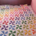 Разноцветные "Вертушки" на стеганом одеяле