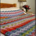 Разноцветный плед с волнами на большую кровать
