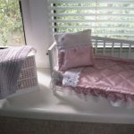 Бело-розовый комплект постели и вязанное одеяло своими руками