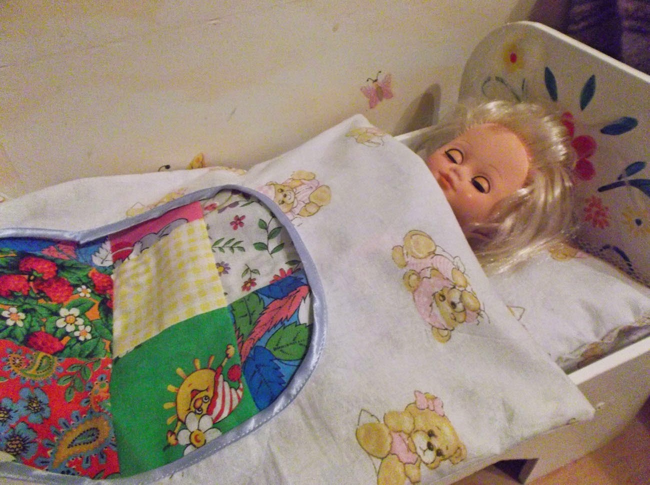 Уложим куклу спать. Кроватка для кукол. Куклы спят в кроватке.
