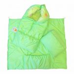 "Конверт-одеяло" салатового цвета с помощью молнии трансформируется в одеяло и конверт