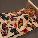 Кроватка для барби с постельным с бабочками