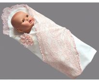 Плед-конверт с кружевами для новорожденного