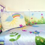 Яркая детская постелька со всеми цветами радуги
