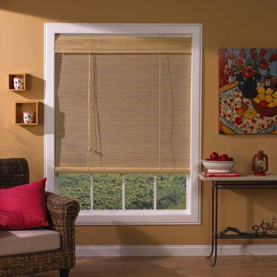 Окно в гостиной с рулонной шторой из бамбука