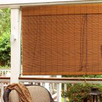Рулонная штора из бамбука на террасе загородного дома