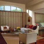 Бамбуковые шторы в дизайне гостиной