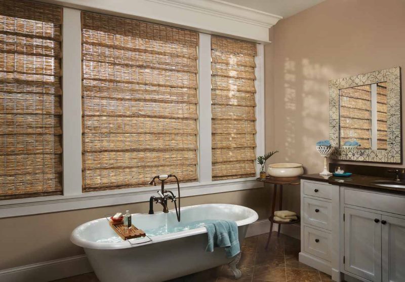 Интерьер ванной комнаты с бамбуковыми шторами
