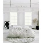 Белая спальня в стиле минимализм с матрасом на полу для сна и отдыха