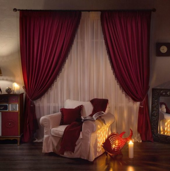 Дизайн спальни с бордовыми шторами