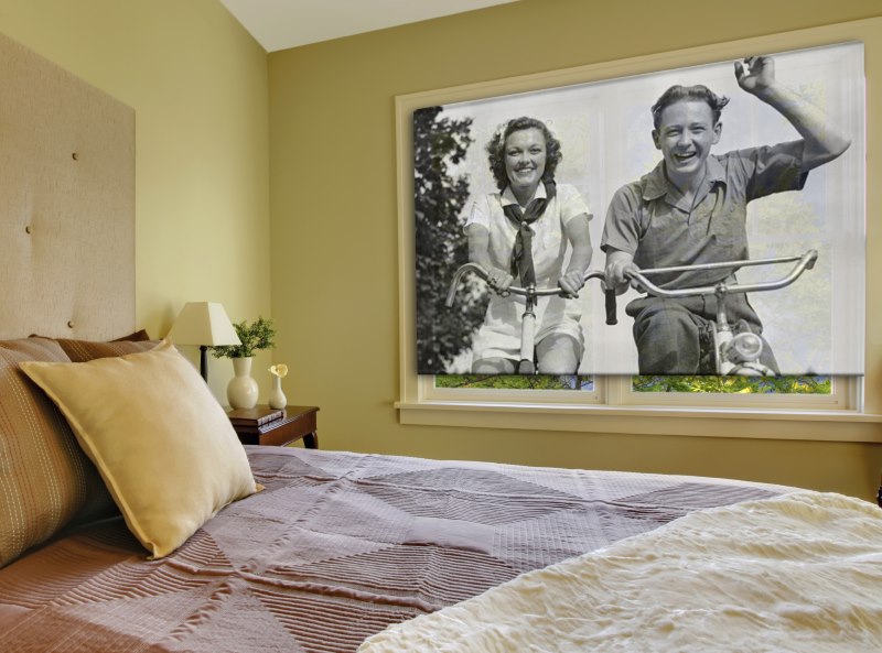 Монохромная фотография на рулонной шторе в спальне
