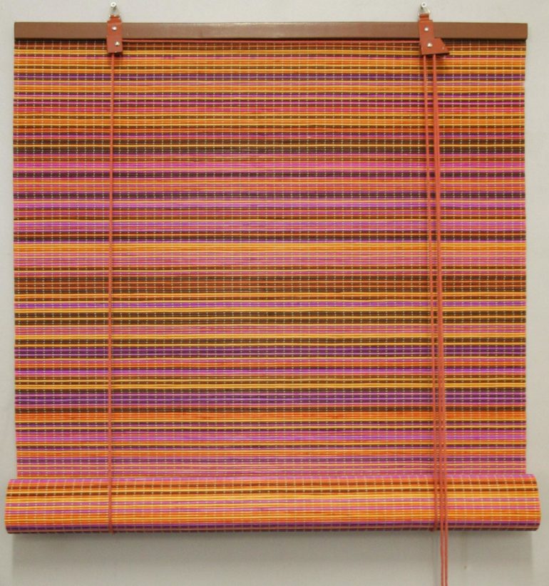 Разноцветная бамбуковая штора рулонного типа