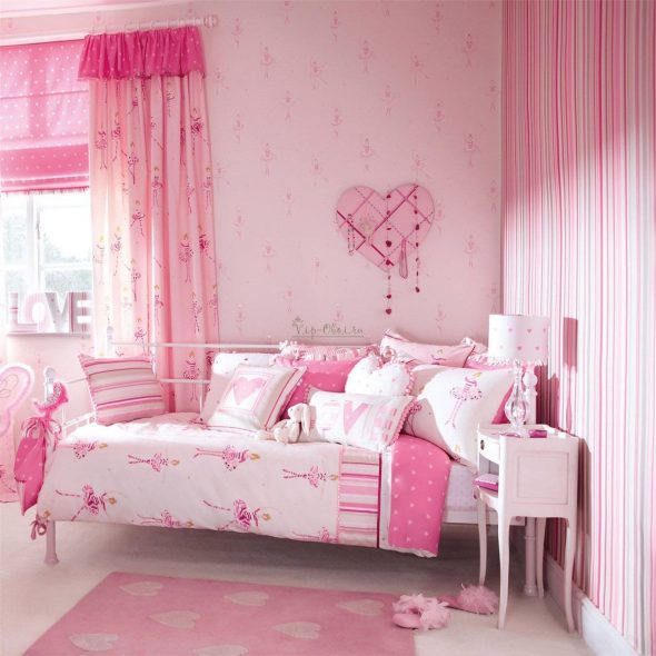 Розовая комната с розовыми шторами