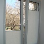 Пластиковое окно с рулонными шторами на пружинном механизме