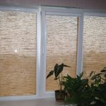 Рулонные шторы из натурального материала на ПВХ-окне