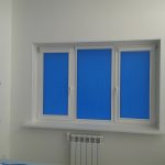 Голубые шторы на окне гостиной