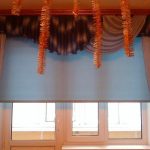 Ламбрекен на окне с рулонной шторой