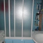 Защитный экран с матовой поверхностью в ванной панельного дома