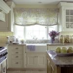 Кухонное окно с бескаркасной римской шторой