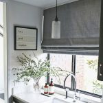 Римская штора серого цвета над кухонной мойкой