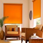 Дизайн гостиной с оранжевыми шторами