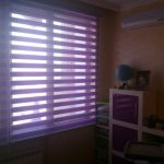 Рассеянный свет в комнате с рулонными шторами