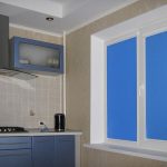 Дизайн кухни с голубыми шторами