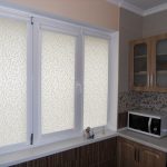 Оформление кухонного окна кассетными шторами