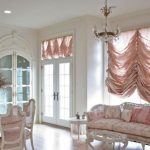 Короткие розовые шторы для классического стиля