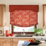 Красная кухонная рулонная штора на кухне на карнизе