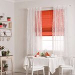Красная римская штора над окном - красивый декор кухонного окна