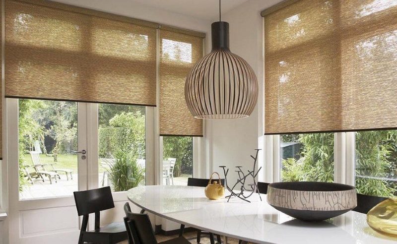 Полупрозрачные шторы рулонного типа на окнах кухни