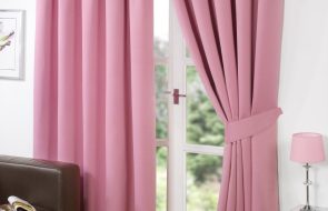 Насыщенные розовые шторы из плотной ткани в гостиную