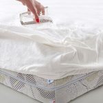 Непромокаемый чехол-наматрасник поможет сберечь сухой родительскую кровать