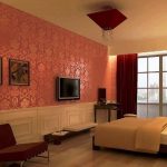 Нежная спальня с яркими элементами цвета бордо: шторами, светильником и диванчиком