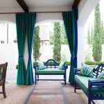 Пример цветового сочетания — зеленого и синего, который используется в шторах и мебели