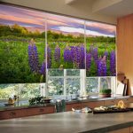 Шторы с изображением природы на окне кухни частного дома