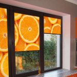 Дольки апельсина на шторах в кухне