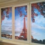 Рулонные шторы на ПВХ-окне кухни