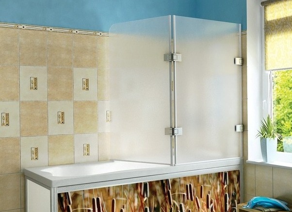 Дизайн ванной комнаты с распашной шторой из пластика