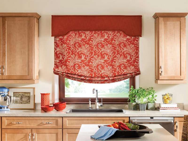 Интерьер кухни с бескаркасной римской шторой красного оттенка