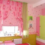 Розовые занавески в комнате маленькой девочки