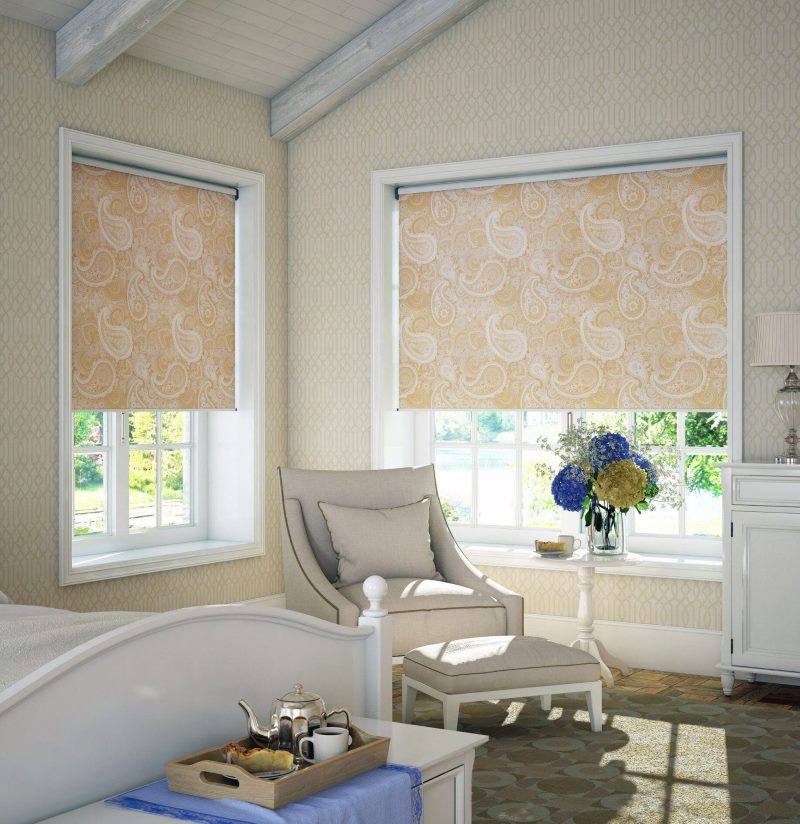 Рулонная штора с растительным рисунком на окнах угловой гостиной