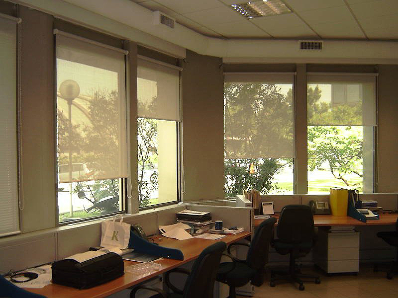 Окна небольшого офиса с рулонными шторами скрин