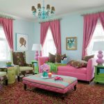 Розовые шторы и розовая мебель отлично смотрятся в комнате для девушки