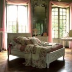 Розовые шторы из тонкой ткани для ажурной спальни