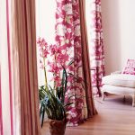 Розовые шторы с крупными цветами